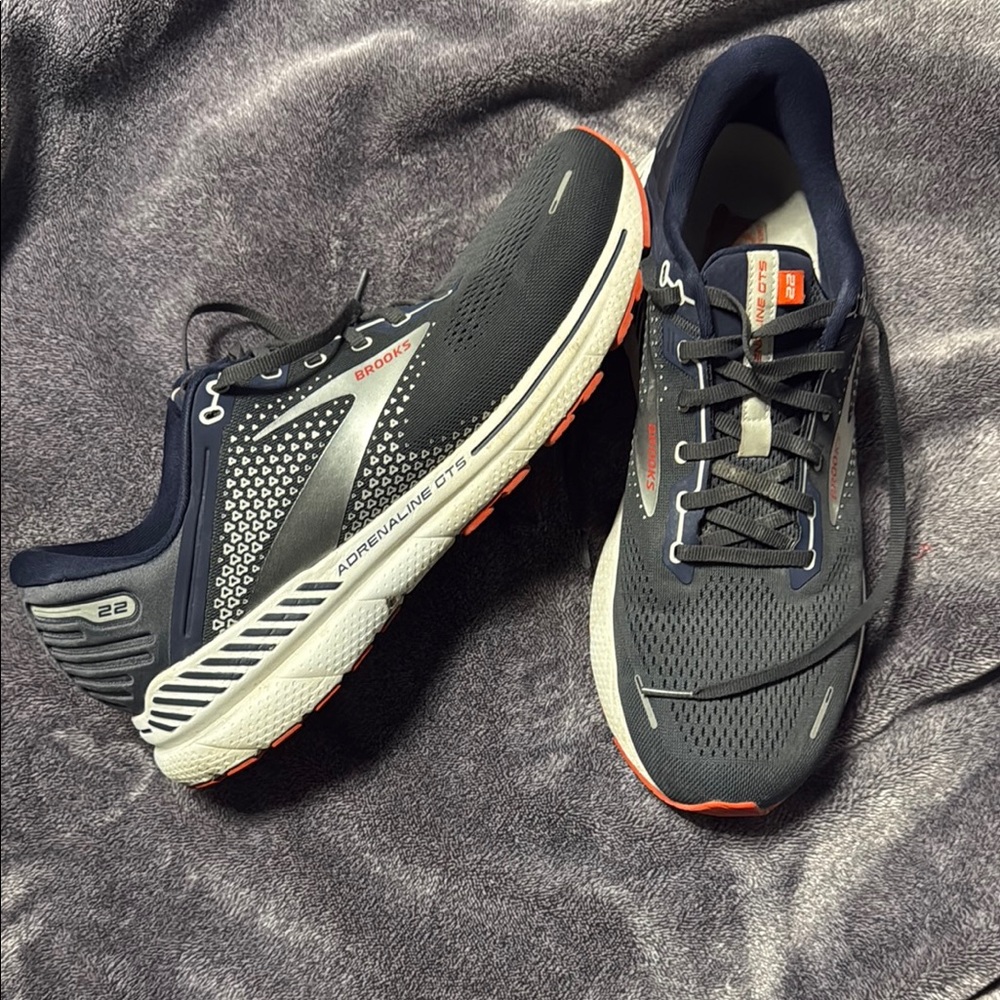 Men’s Brooks Adrenaline GTS 22 navy and red running shoes 13D